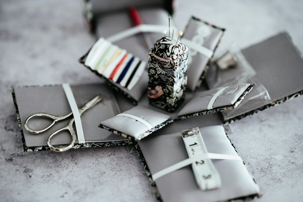 Quels sont les essentiels pour une trousse d'accessoires de voyage élégante et pratique?