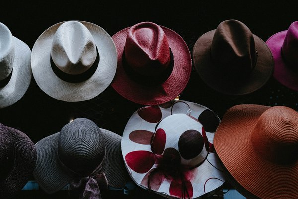 Quels types de chapeaux choisir pour un look vintage d'été?