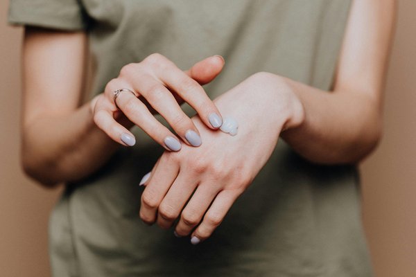 Soin des mains et des ongles : astuces pour une beauté éclatante