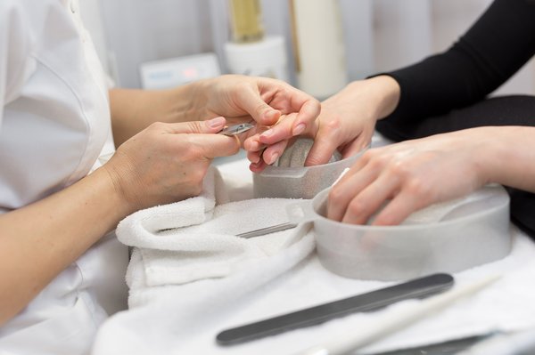 Secrets de soin pour des mains et des ongles resplendissants